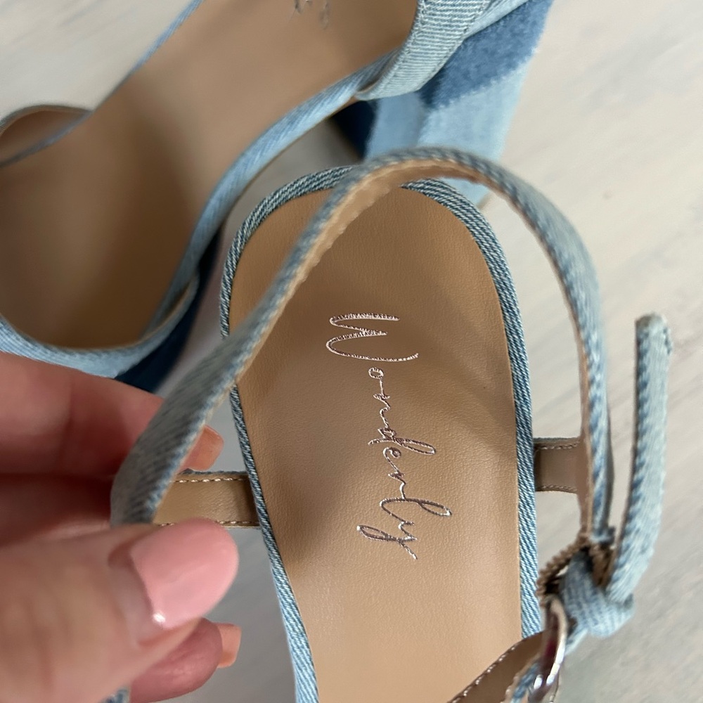 Women’s Heels - Picture 3 of 10